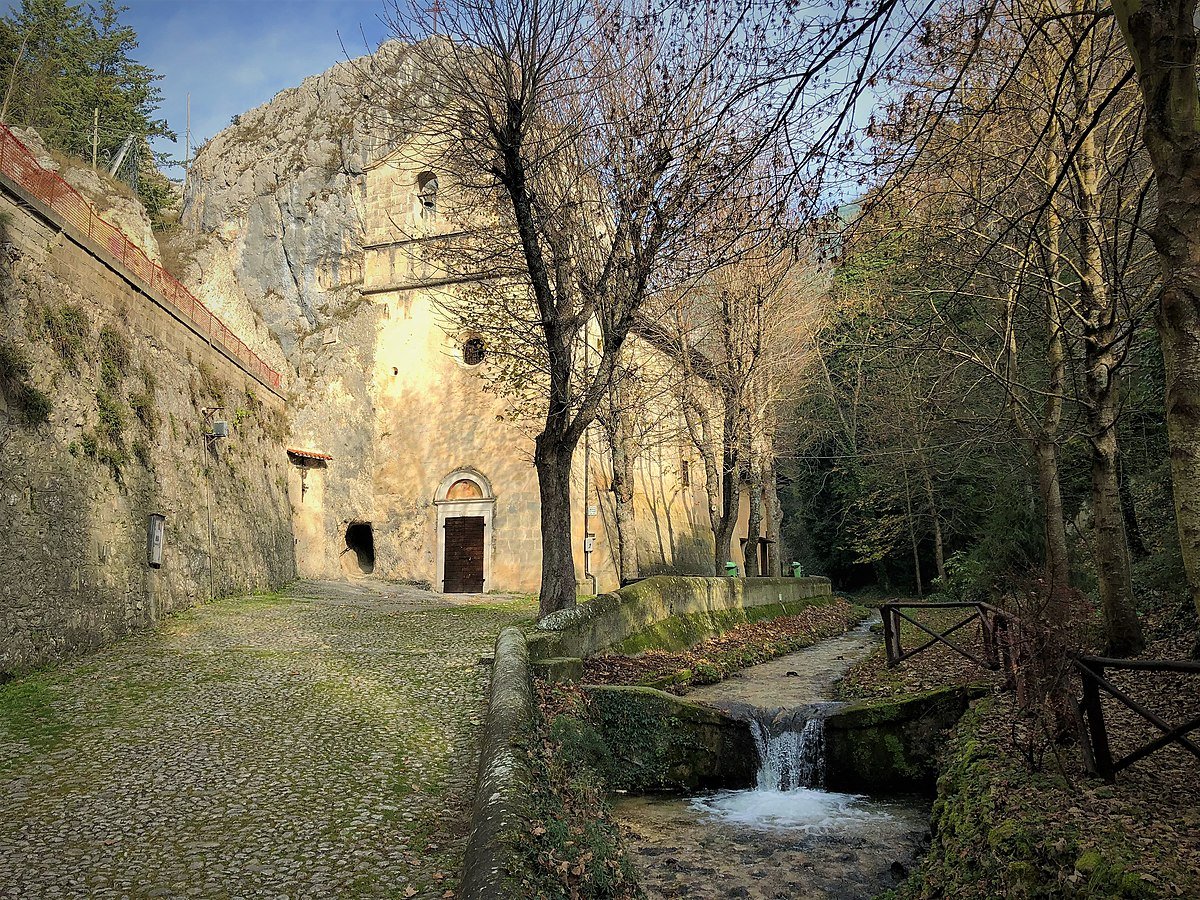 gioiello tra la roccia